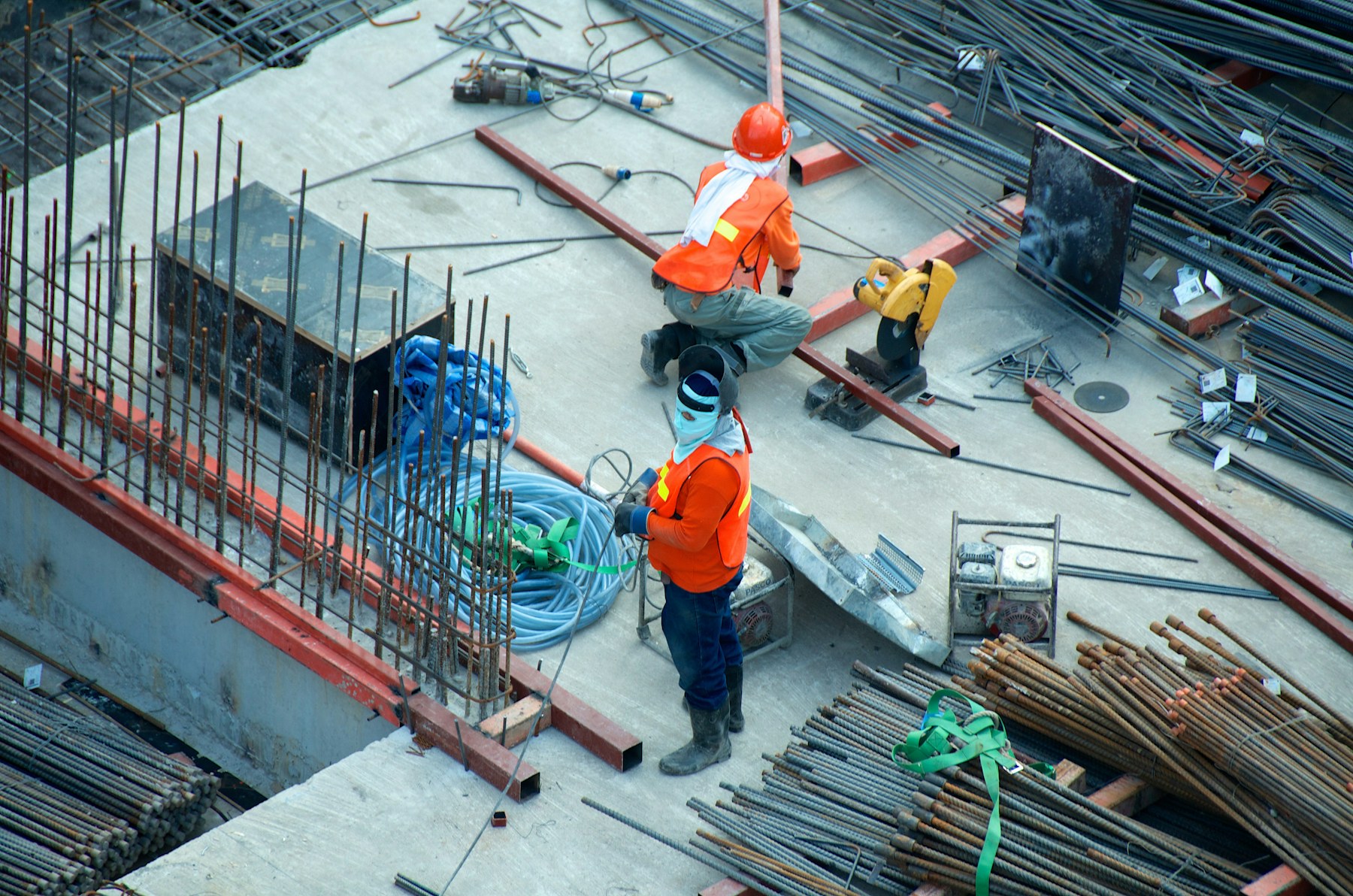 Mass concrete construction team working around reinforcement